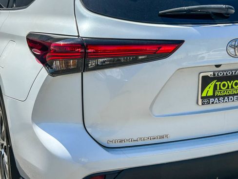 Used 2022 Toyota Highlander XLE FWD image 9