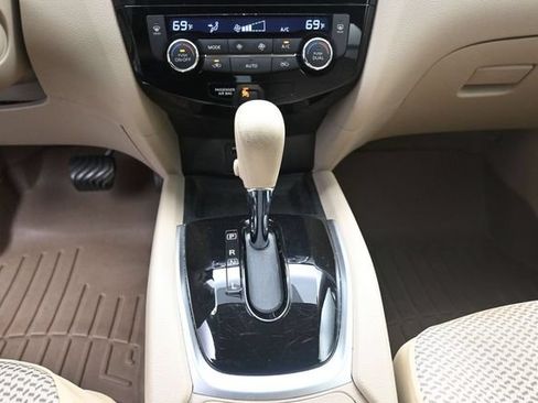 Used 2015 Nissan Rogue SV w/ SV Premium Package FWD image 13