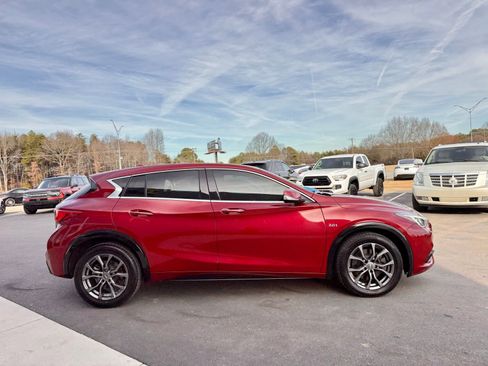 Used 2017 INFINITI QX30 image 7
