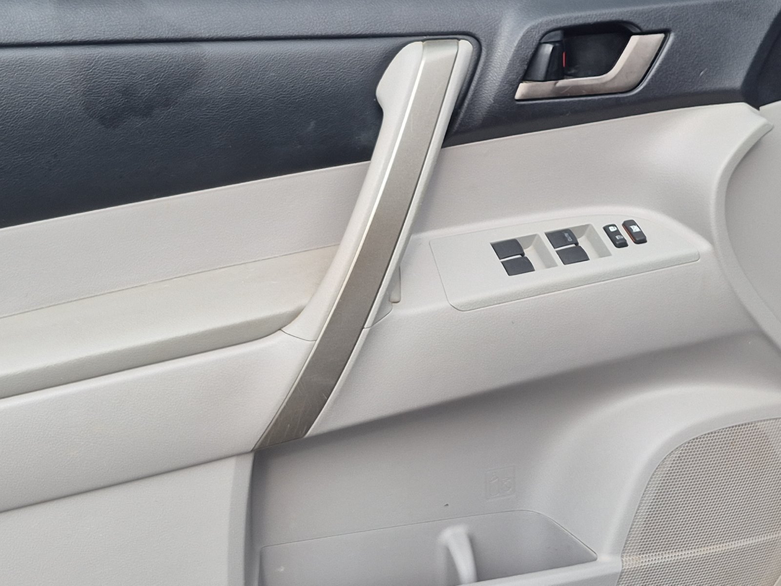 Used 2011 Toyota Highlander SE FWD image 10