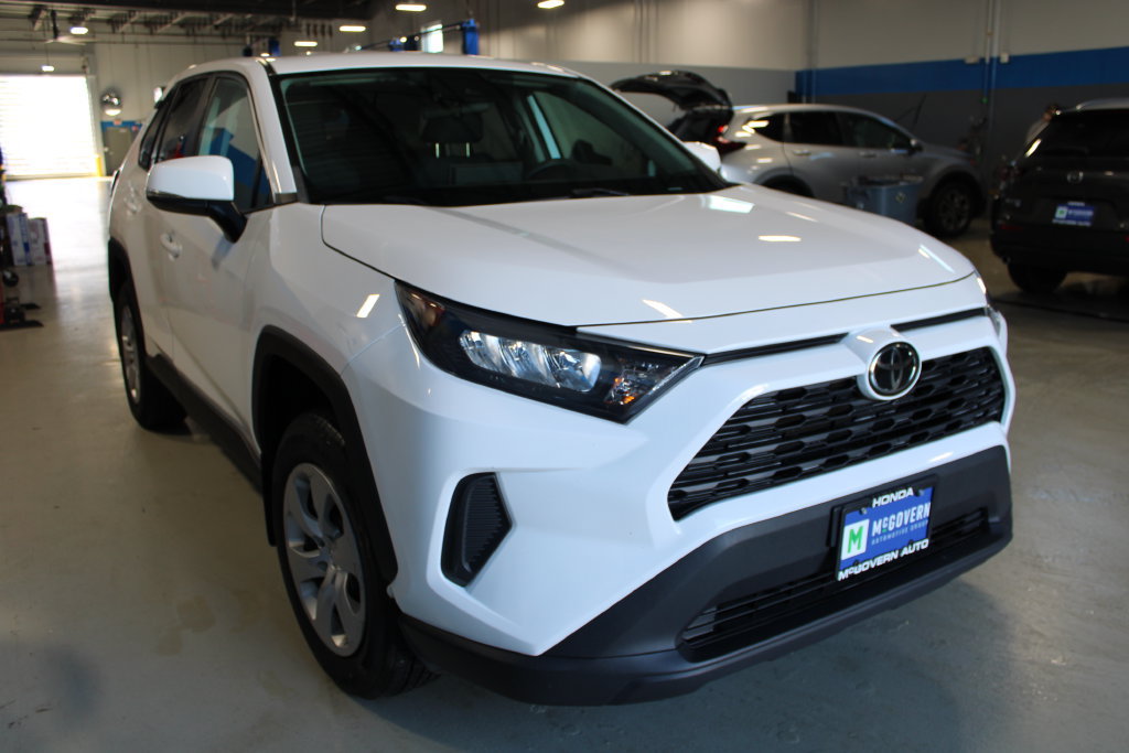 Used 2022 Toyota RAV4 LE AWD/4WD image 3