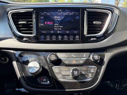 Used 2018 Chrysler Pacifica Touring-L w/ Premium Audio Group FWD image 23