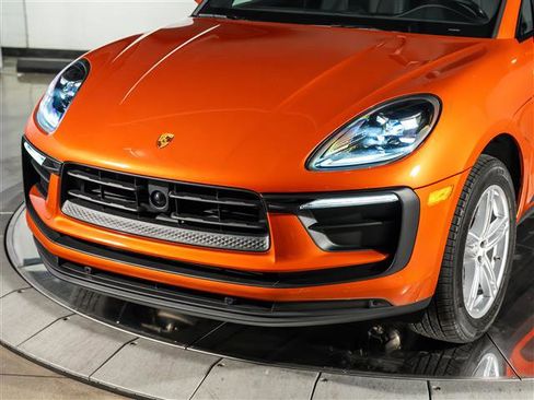 Used 2025 Porsche Macan image 11
