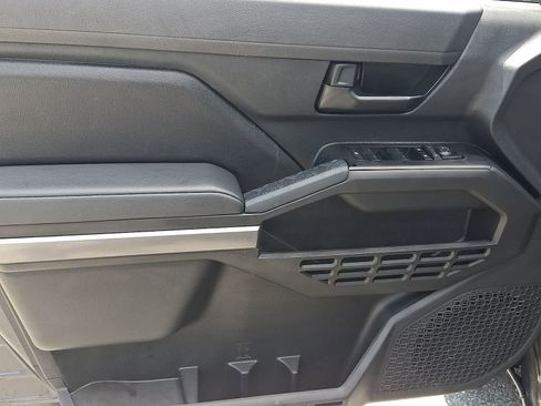 Used 2025 Toyota Tacoma SR5 AWD/4WD image 15