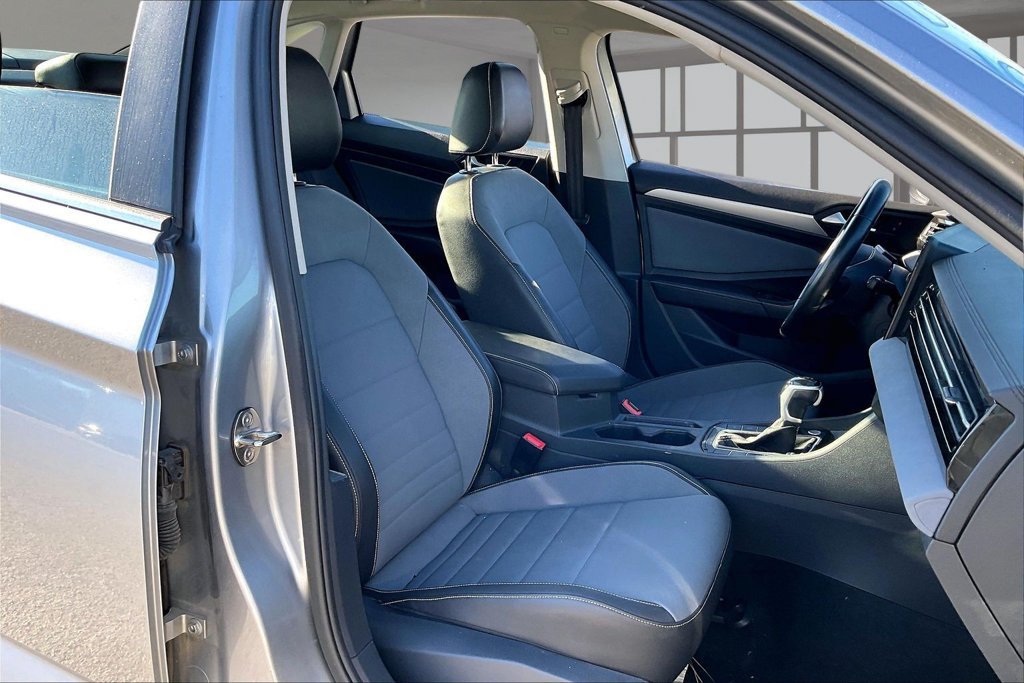 Used 2025 Volkswagen Jetta SE FWD image 28