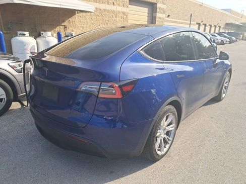 Used 2021 Tesla Model Y Standard Range image 3