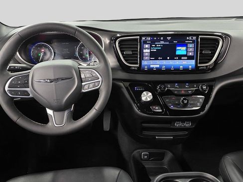 Used 2025 Chrysler Pacifica Select FWD image 9