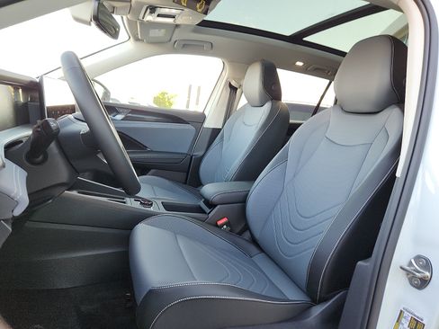 New 2026 Volkswagen Tiguan SE FWD image 13