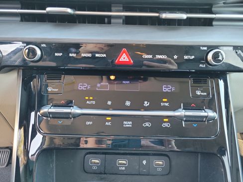 Used 2024 Kia Carnival EX image 12