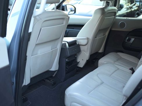 Used 2018 Land Rover Discovery SE image 17
