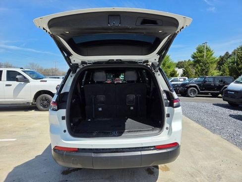 Used 2023 Jeep Grand Cherokee L Laredo image 25