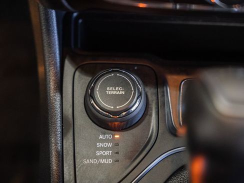 Used 2019 Jeep Cherokee High Altitude AWD/4WD image 25