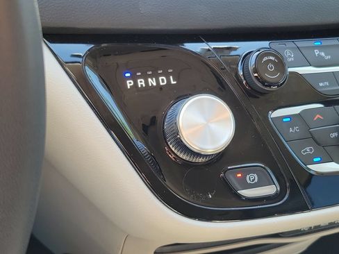 Used 2023 Chrysler Pacifica Touring-L FWD image 32