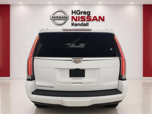 Used 2019 Cadillac Escalade Luxury AWD/4WD image 6