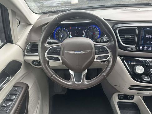 Used 2018 Chrysler Pacifica Touring-L Plus FWD image 16
