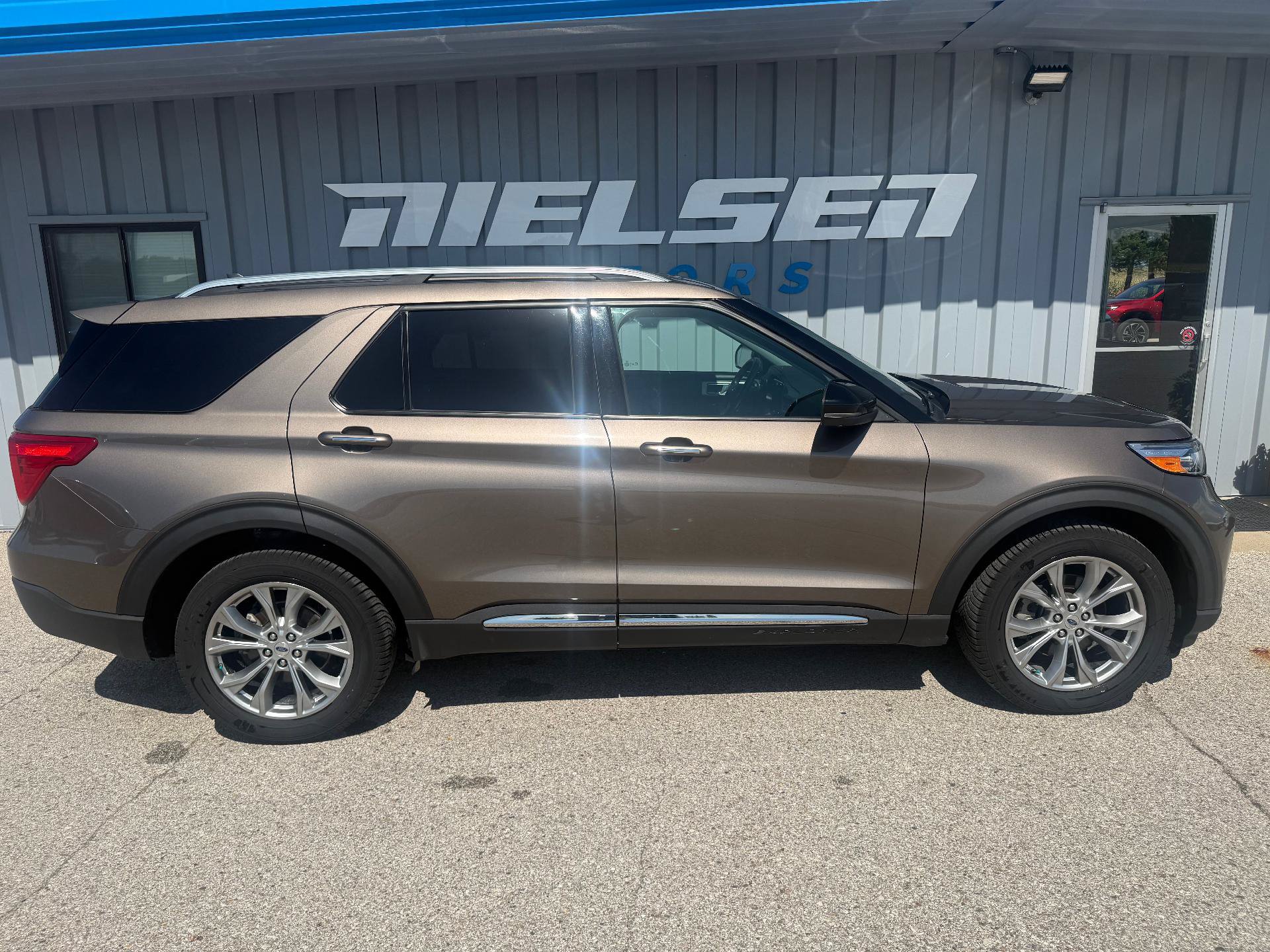 Used 2021 Ford Explorer Limited w/ Equipment Group 301A AWD/4WD image 5