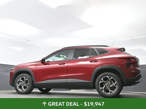 Used 2025 Chevrolet Trax LT FWD image 57