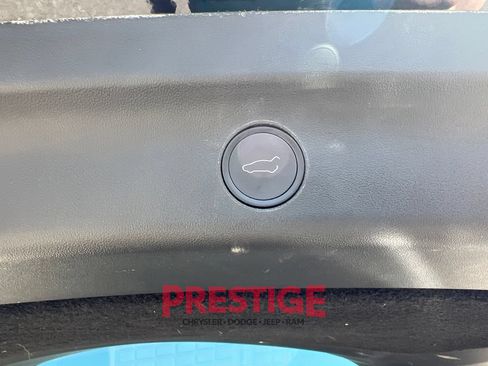 Used 2022 Tesla Model Y Long Range AWD/4WD image 18