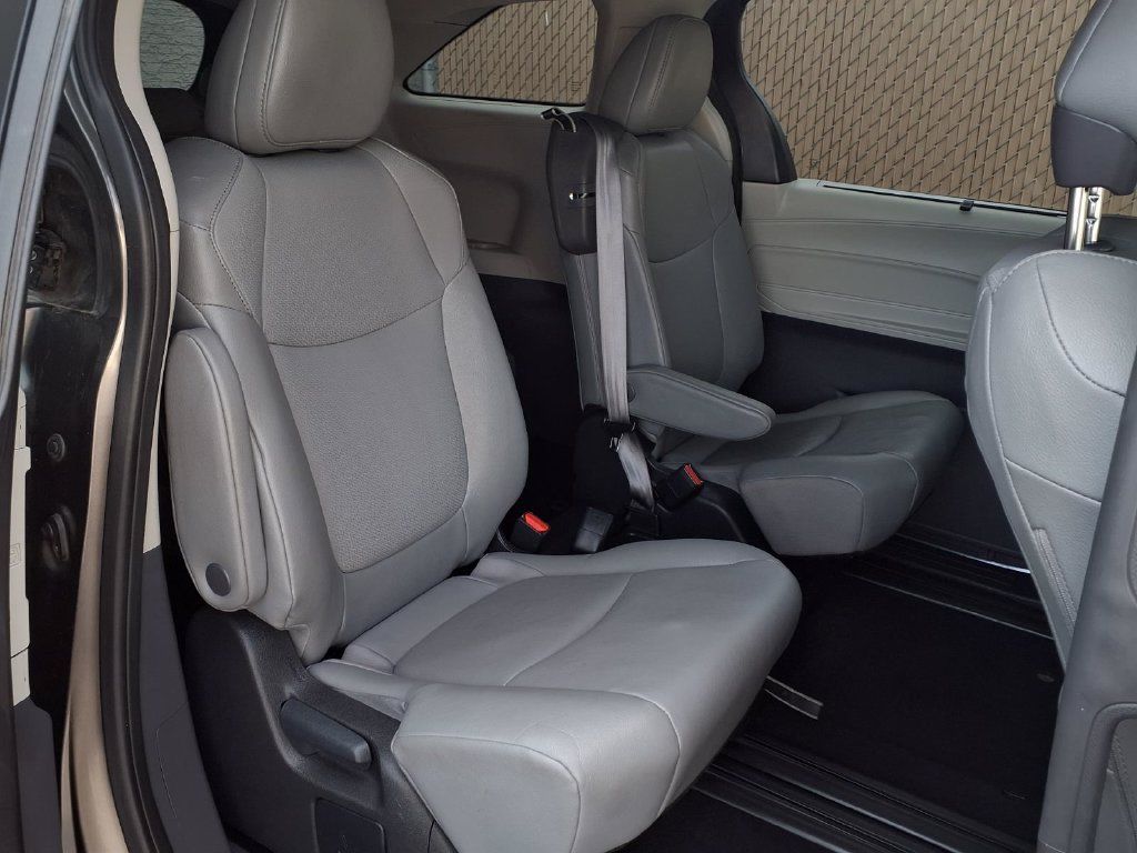 Certified 2024 Toyota Sienna XLE FWD image 33