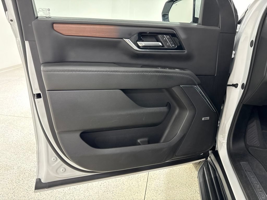 Used 2025 GMC Yukon Denali AWD/4WD image 19