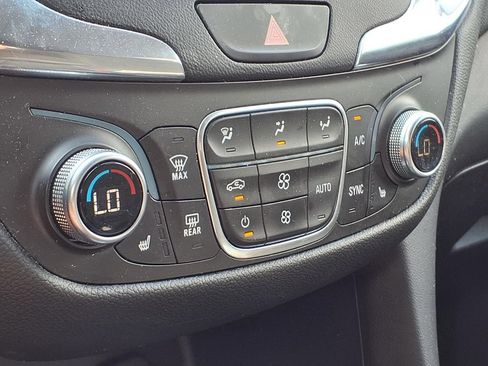 Used 2018 Chevrolet Equinox LT FWD image 18