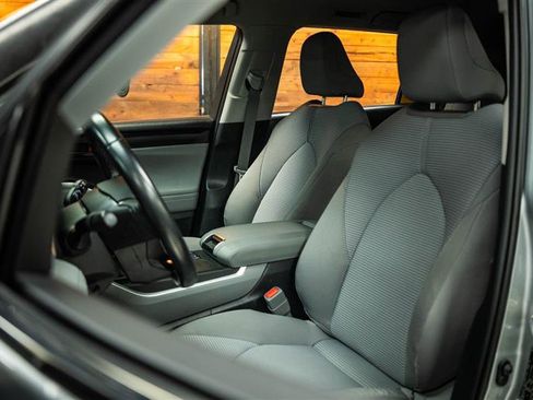 Used 2020 Toyota Highlander LE FWD image 10