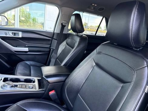 Used 2022 Ford Explorer Limited w/ Equipment Group 301A AWD/4WD image 30