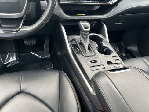 Used 2024 Toyota Highlander XLE AWD/4WD image 22