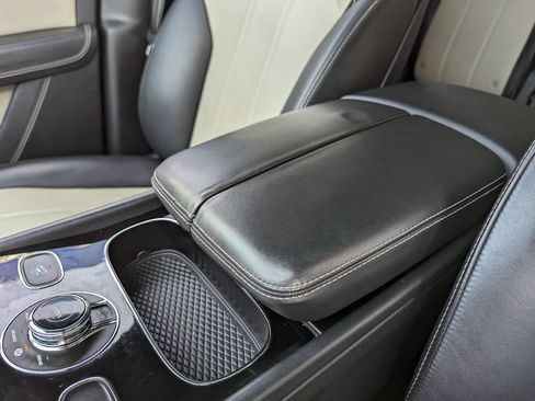 Used 2018 Bentley Bentayga AWD/4WD image 28