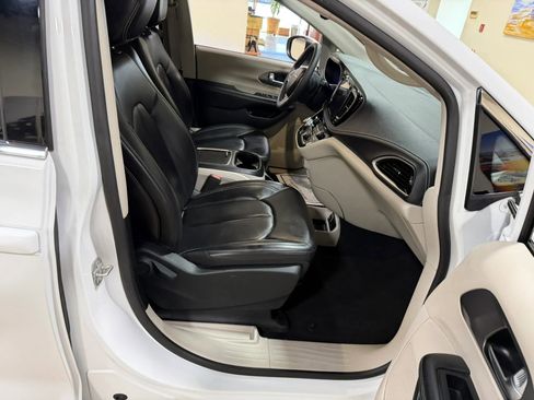 Used 2023 Chrysler Pacifica Touring-L FWD image 37