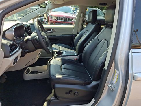 Used 2024 Chrysler Pacifica Touring-L FWD image 14