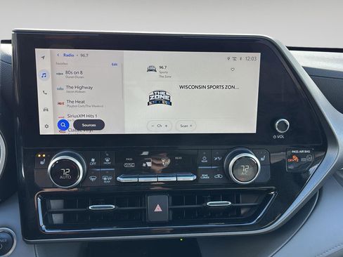 Used 2025 Toyota Highlander XLE image 27