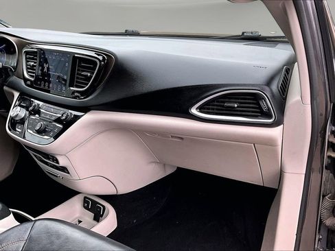 Used 2018 Chrysler Pacifica Touring-L Plus FWD image 26