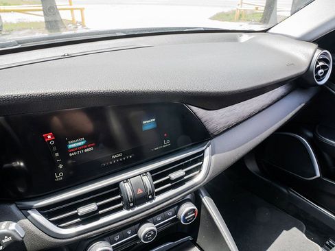 Used 2018 Alfa Romeo Giulia AWD image 27