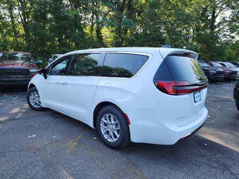 New 2026 Chrysler Pacifica Select image 17