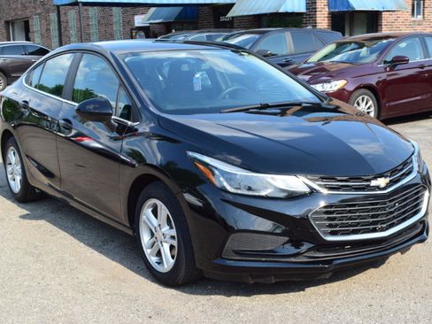Used 2017 Chevrolet Cruze LT FWD image 4