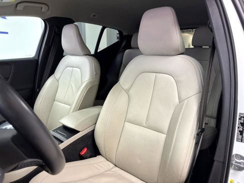 Used 2022 Volvo XC40 T5 Momentum image 11