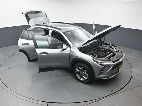 Used 2025 Chevrolet Trax LT FWD image 45