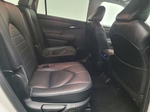 Used 2020 Toyota Highlander XLE FWD image 19