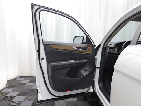 Certified 2024 Volkswagen Atlas SE w/ Black Wheel Package image 4