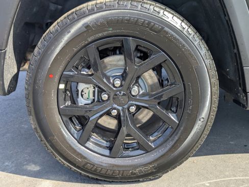 New 2026 Jeep Grand Cherokee Laredo image 12