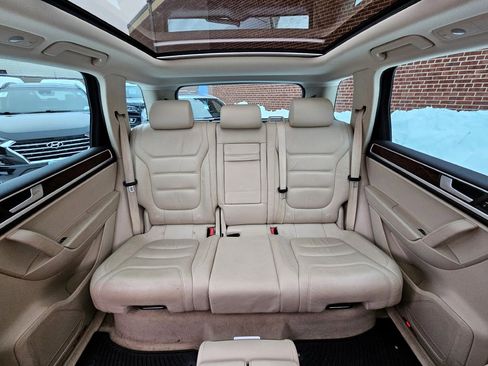 Used 2014 Volkswagen Touareg Sport image 12