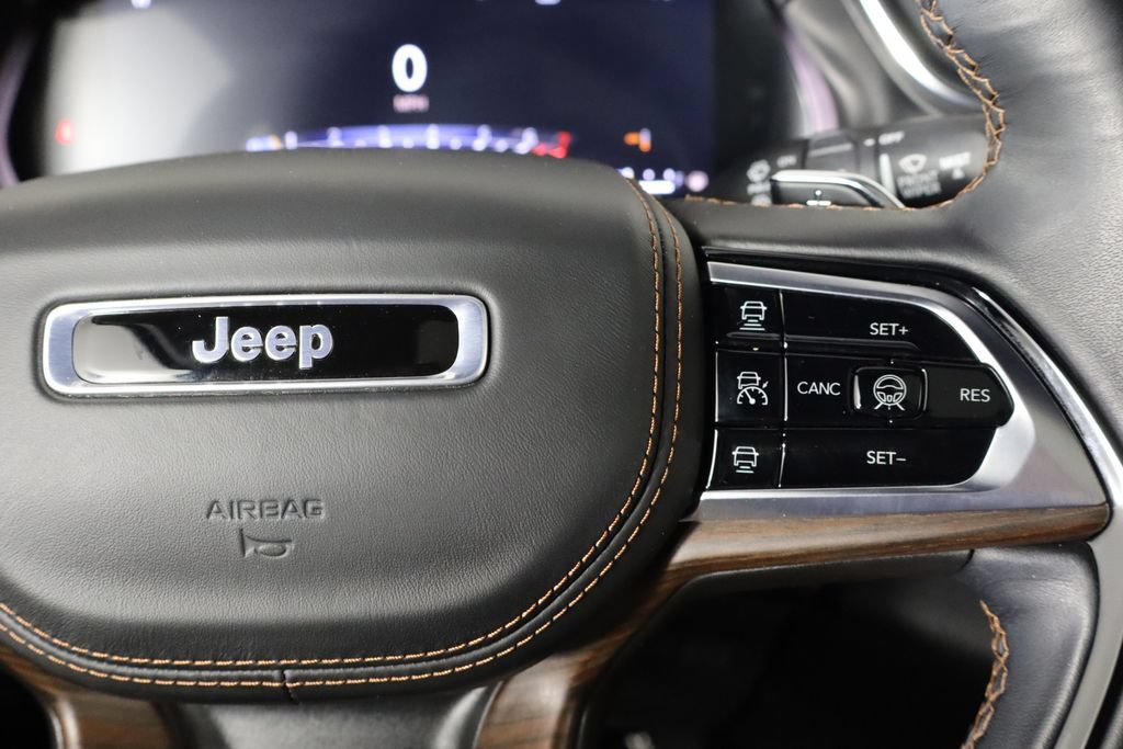 Used 2025 Jeep Grand Cherokee Summit AWD/4WD image 10