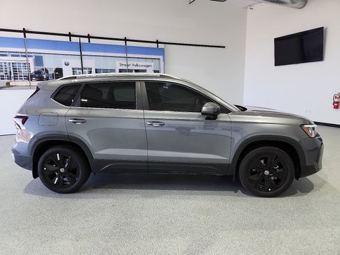 New 2026 Volkswagen Taos SE FWD image 2