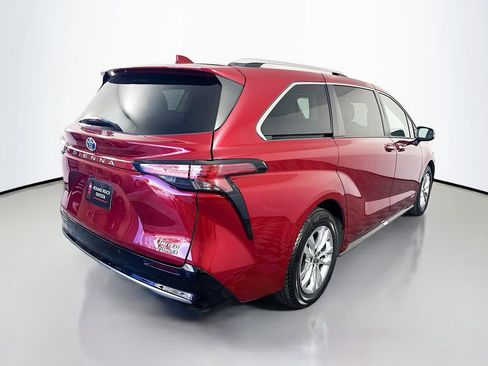 Used 2021 Toyota Sienna Limited image 5