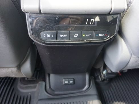 Used 2022 Toyota Highlander XLE FWD image 17