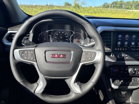 Used 2023 GMC Acadia SLT w/ Technology Package AWD/4WD image 29