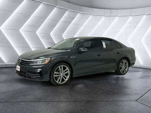 Used 2018 Volkswagen Passat 2.0T R-Line w/ R-Line Lighting Package FWD image 3