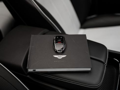 Used 2021 Bentley Bentayga Plug-In Hybrid AWD/4WD image 78