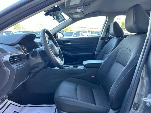 Used 2025 Nissan Altima 2.5 SV FWD image 12